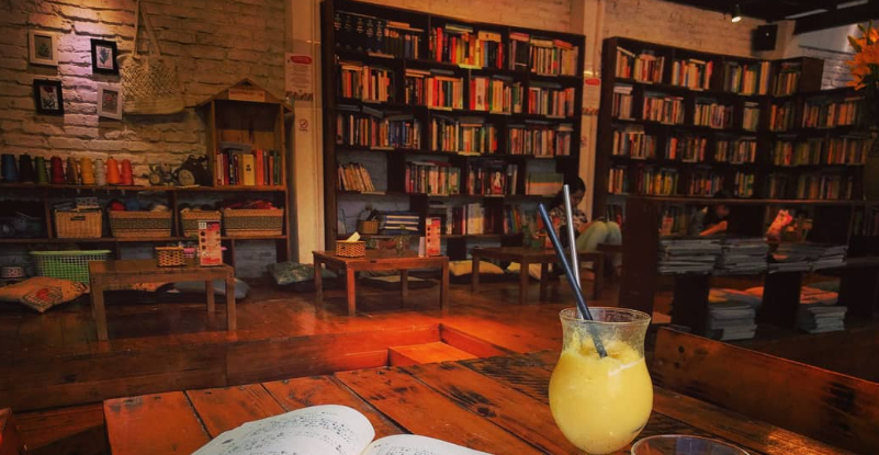 7 Rekomendasi Kafe Buku di Surabaya, Healing di Kafe yang Unik dan Instagramable  