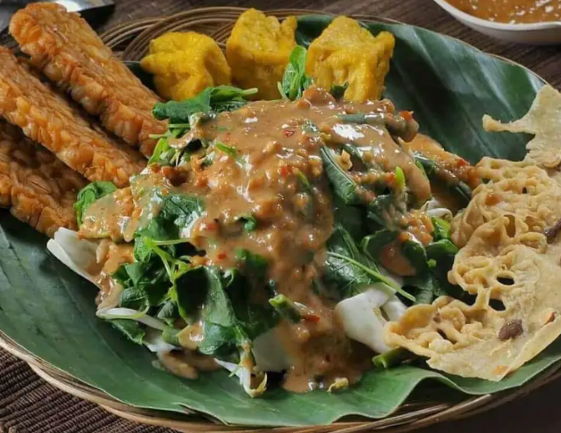 10 Rekomendasi Nasi Pecel di Surabaya Paling Enak dan Legendaris, Ruame Polll