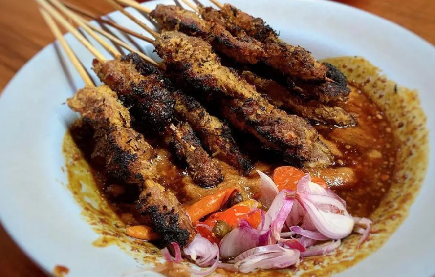 Rekomendasi makanan viral Surabaya - Sate Klopo Ondomohen dengan parutan kelapa gurih